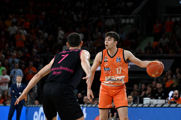 以限制他使 以限制他使