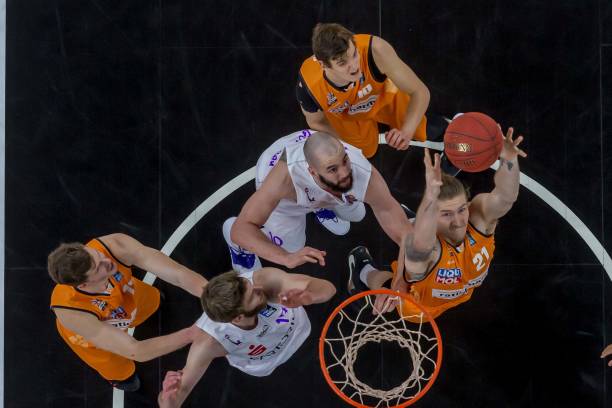 边路防守的 边路防守的